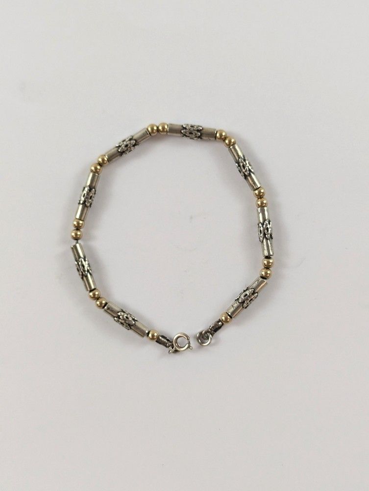 BRACELET en argent et perles dorés. Long....