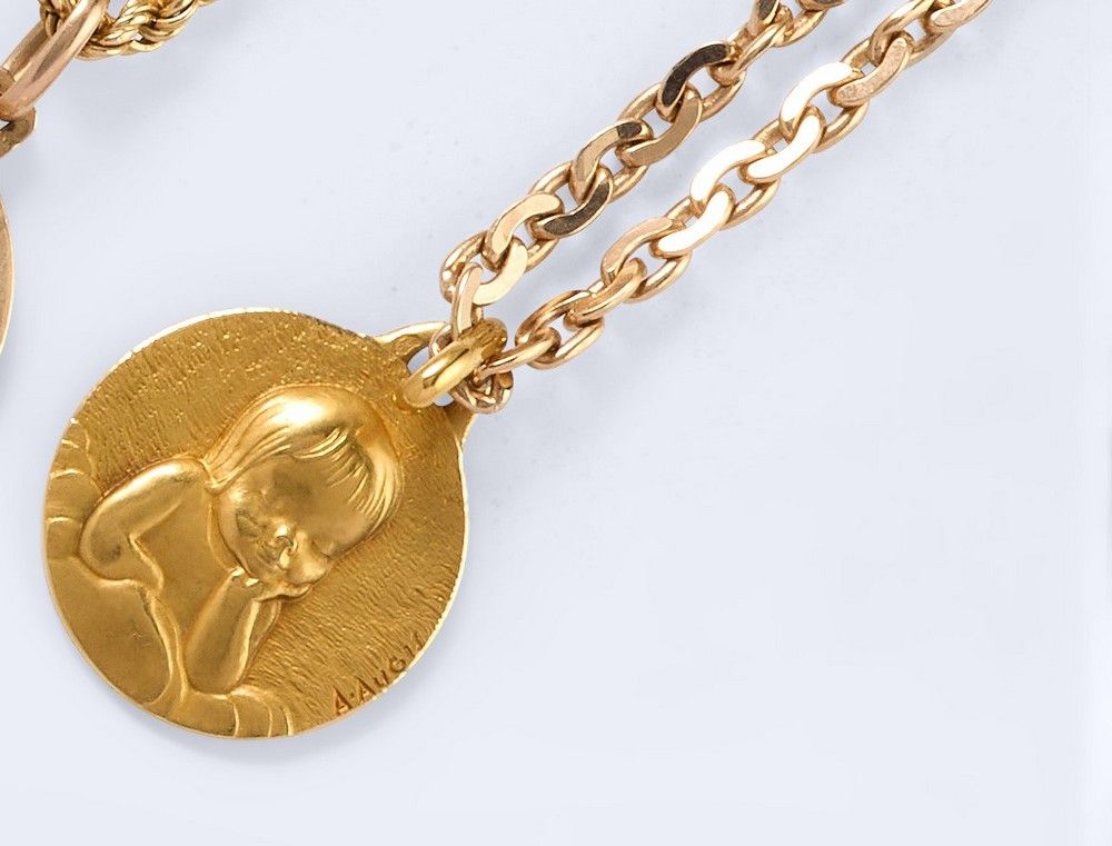 MEDAILLE en or jaune (750) signée A. Augis...