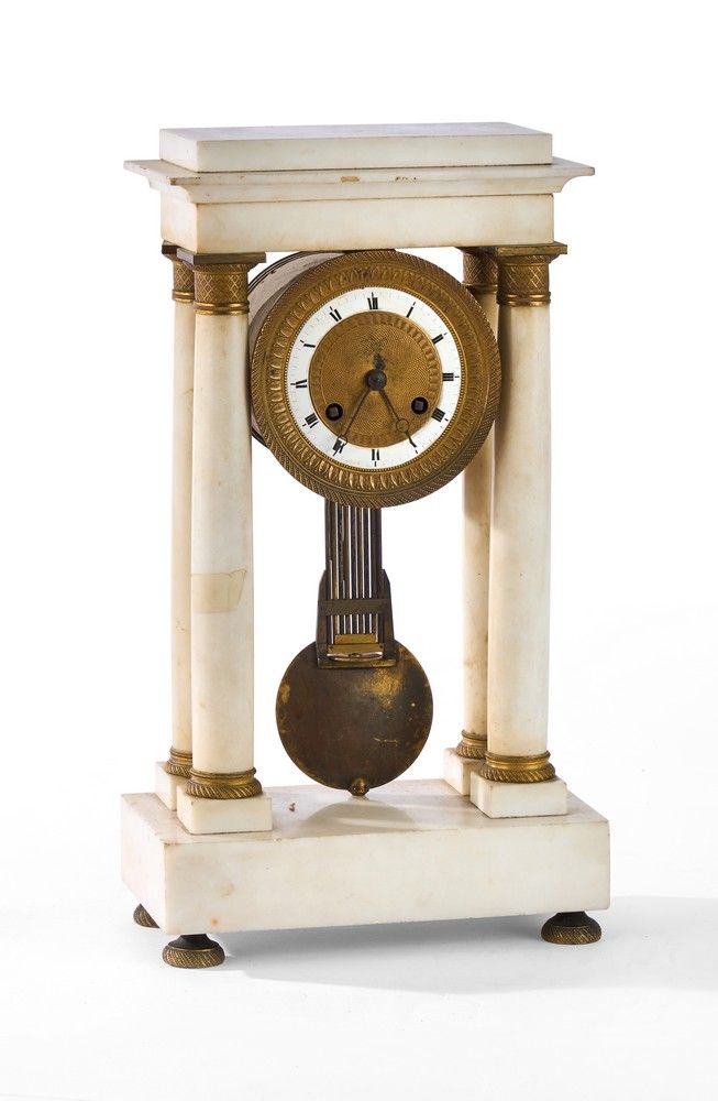 PENDULE portique en marbre blanc, le cadran...