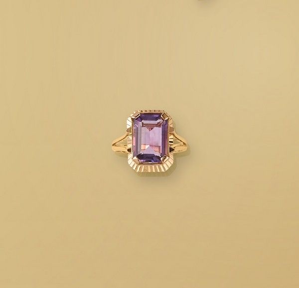 BAGUE en or (750) ornée d'une amethyste taille...