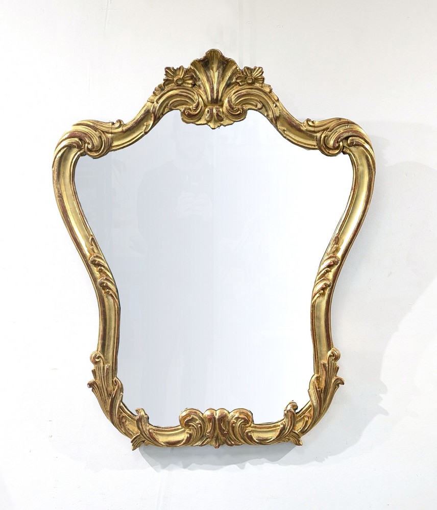 MIROIR à cadre à fronton en bois doré et...