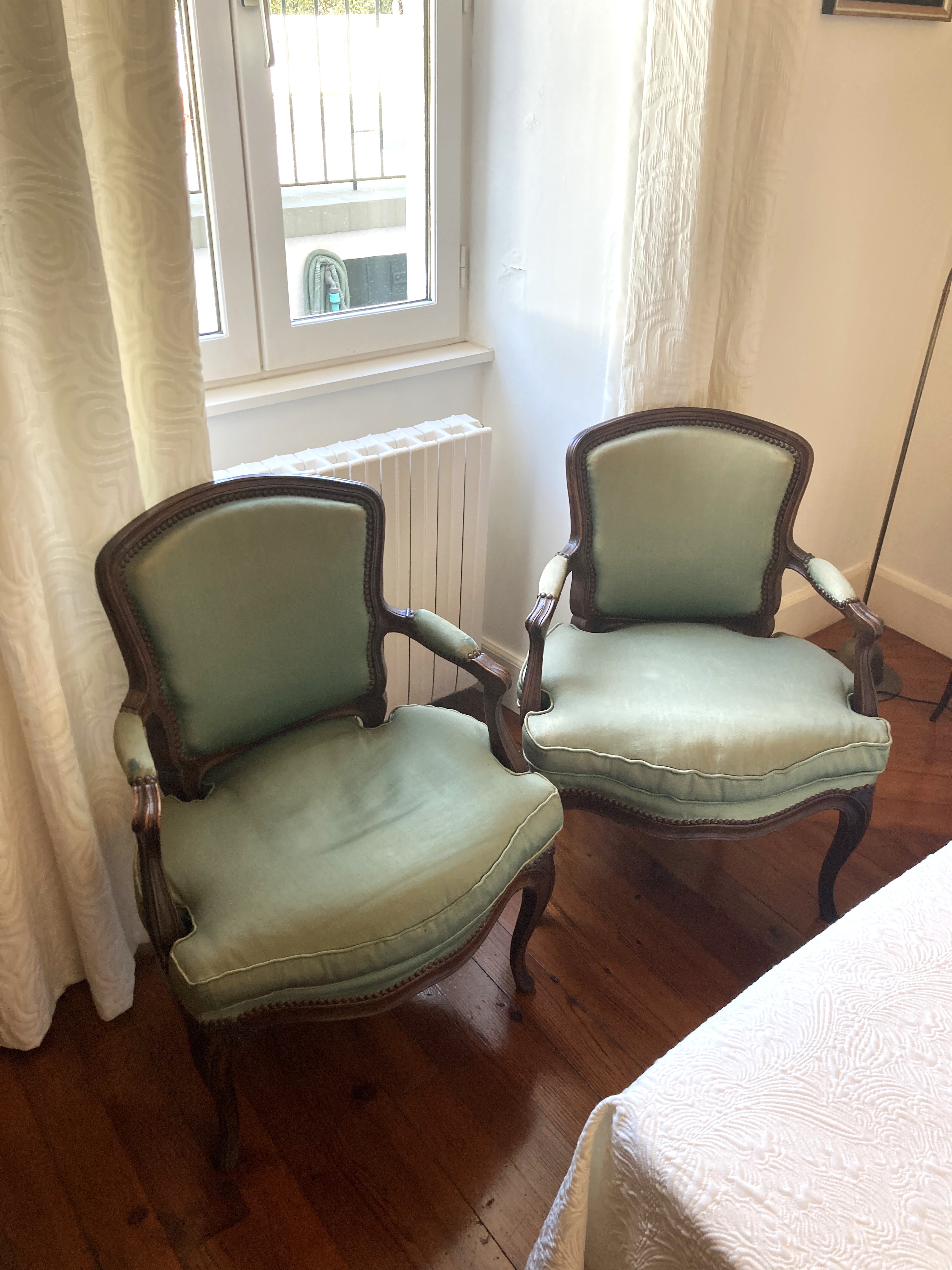 SUITE DE QUATRE FAUTEUILS à dossier violonné...