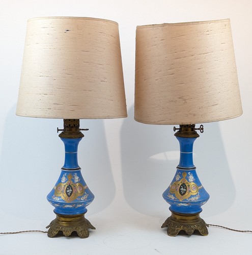 PAIRE DE LAMPES anciennement à pétrole, de...