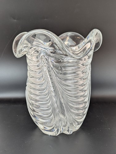 VASE en cristal moulé soufflé à décor ondulant...