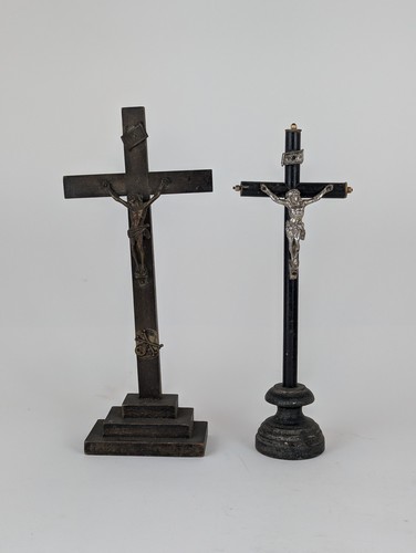DEUX CRUCIFIX en métal sur croix en bois...