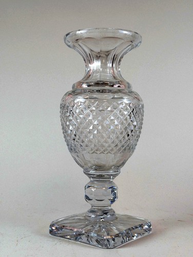 VASE balustre en verre moulé soufflé à décor...