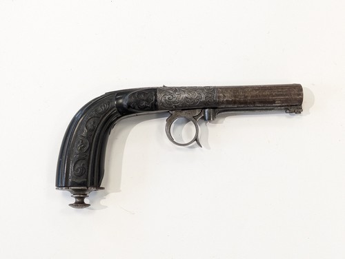 Pistolet à coffre, système à percussion par...