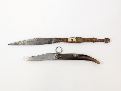 Deux couteaux pliants :