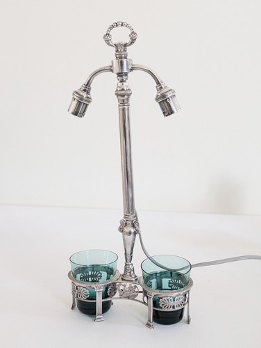 LAMPE formée d'un HUILIER-VINAIGRIER en argent...