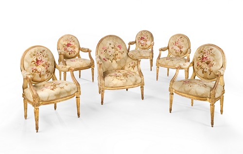 SUITE DE QUATRE FAUTEUILS à dossier plat...