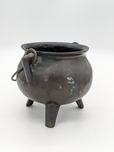 PETIT CHAUDRON en bronze de forme boule reposant...