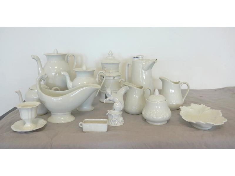 LOT DE PORCELAINE blanche, comprenant : tisanière,...