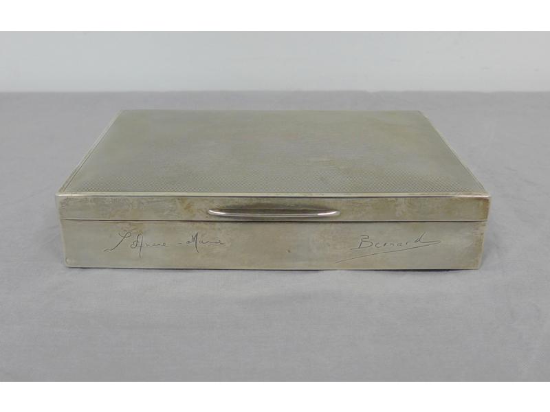 PETITE BOÎTE à cigarres en argent guilloché,...