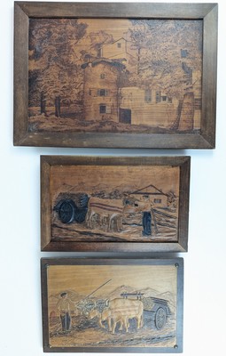 TROIS PANNEAUX rectangulaires en bois sculpté...