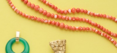 COLLIER DE CORAIL à trois rangs de billes...