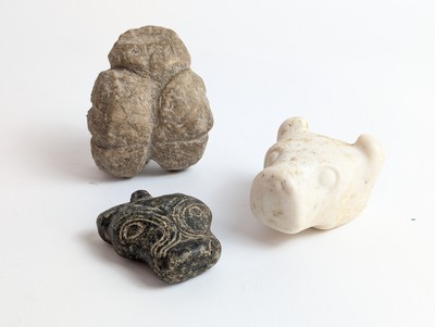 TROIS TÊTES DE LIONNE en pierre sculpté,...