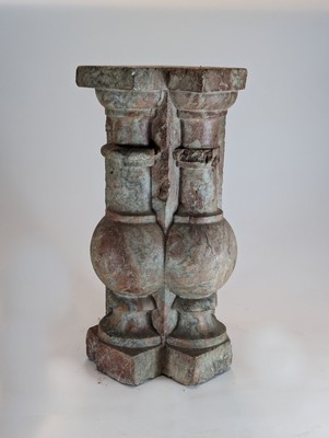 BALUSTRE D’ANGLE en marbre rose sculpté à...