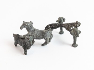 QUATRE STATUETTES et ANSES en bronze dont...