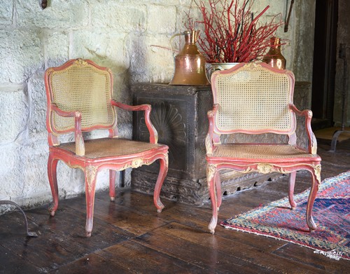 PAIRE DE FAUTEUILS à dossier plat violonné...