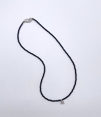 PENDENTIF carré en or gris (750) et diamant...