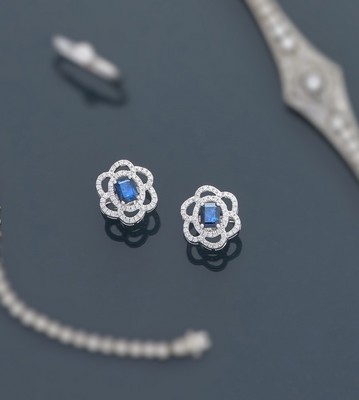 PAIRE DE BOUCLES D'OREILLES en or gris (375)...