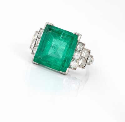 BAGUE en platine ornée d'une importante émeraude...