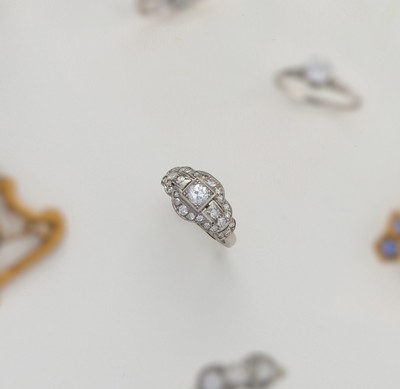BAGUE en platine (850) moderniste sertie...