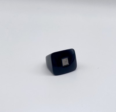 BAGUE DESIGN en résine noire. Pavage de diamants...