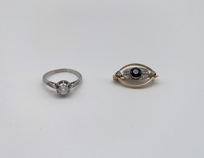 PETITE BAGUE solitaire en platine (850) ornée...