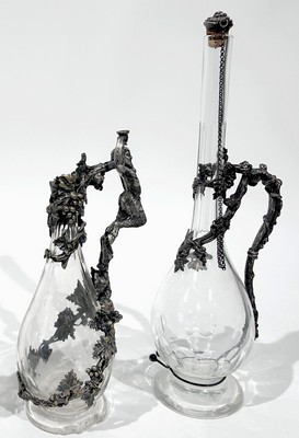 CARAFE à haut col, en cristal taillé à godrons...