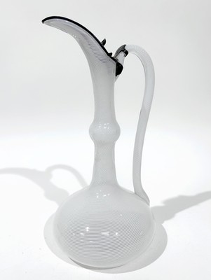 AIGUIERE en verre soufflé à décor filigrané...