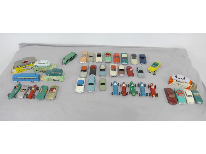 ENVIRON TRENTE-SIX VEHICULES 1/43e comprenant...