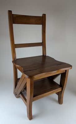 CHAISE dépliante formant escabeau en bois...
