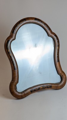 MIROIR DE TOILETTE de forme chantournée à...
