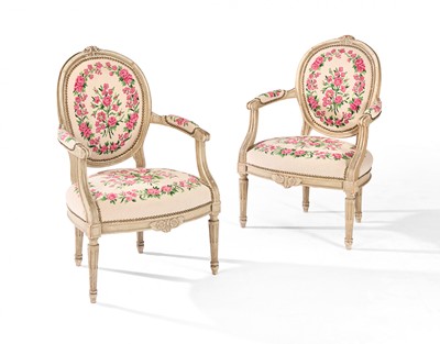 PAIRE DE FAUTEUILS à dossier médaillon cabriolet...