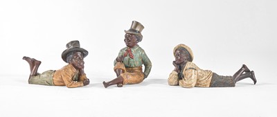 TROIS FIGURINES en terre cuite patinée figurant...