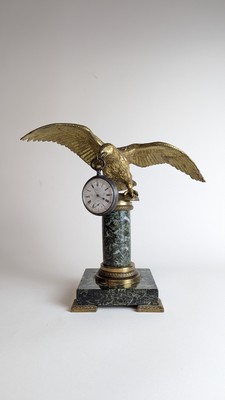 PORTE-MONTRE en bronze doré et marbre vert-de-mer,...