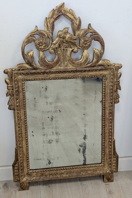 MIROIR rectangulaire dans un cadre à fronton...