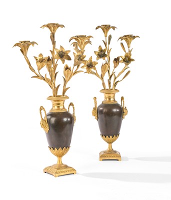 PAIRE DE CANDELABRES à trois bras de lumière,...