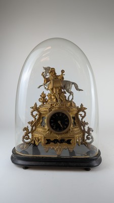 PENDULE en régule doré et ciselé et plaquettes...