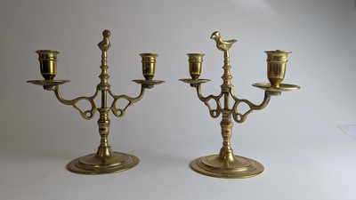 PAIRE DE PETITS BOUGEOIRS à deux bras de...