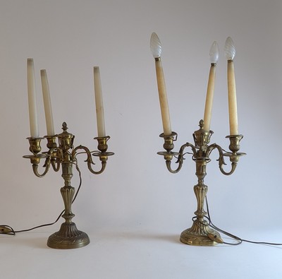PAIRE DE CANDÉLABRES en bronze doré à trois...
