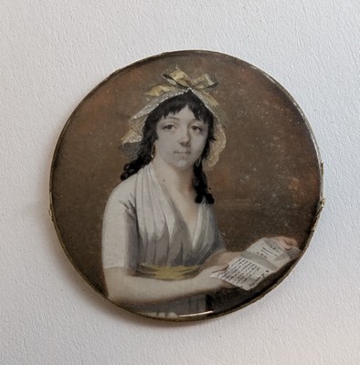 MINIATURE ronde peinte à décor d’une femme...