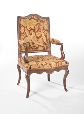 FAUTEUIL à la Reine à haut dossier en chapeau...