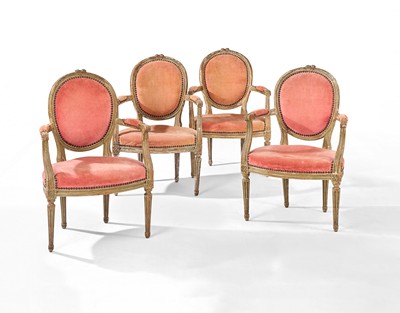 QUATRE FAUTEUILS cabriolets à dossier médaillon...