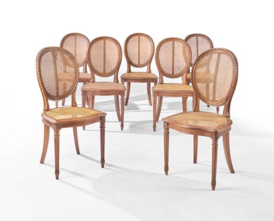 SUITE DE SEPT CHAISES à dossier médaillon...