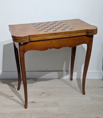 TABLE A JEU en bois teinté mouluré à plateau...