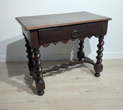TABLE D'APPOINT en noyer mouluré ouvrant...