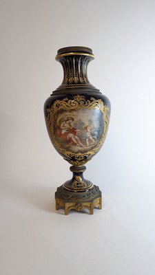 VASE balustre en porcelaine émaillée polychrome...