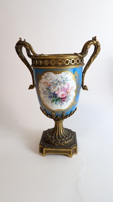 PETIT BRÛLE-PARFUM de forme Medicis en porcelaine...